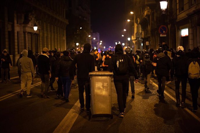 Jóvenes violentos arrastran un cubo de basura tras la manifestación contra el encarcelamiento del rapero y poeta Pablo Hasel, en Barcelona, Catalunya (España), a 19 de febrero de 2021.