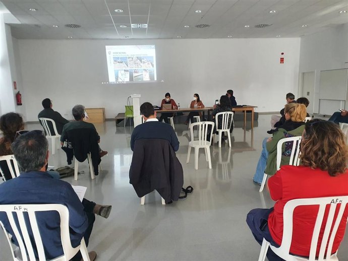 La gerente de Ports IB, Cristina Barahona, y el director general de Transporte aéreo y marítimo, Xavier Ramis, explican en Portocolom el proyecto de reparación del muelle.