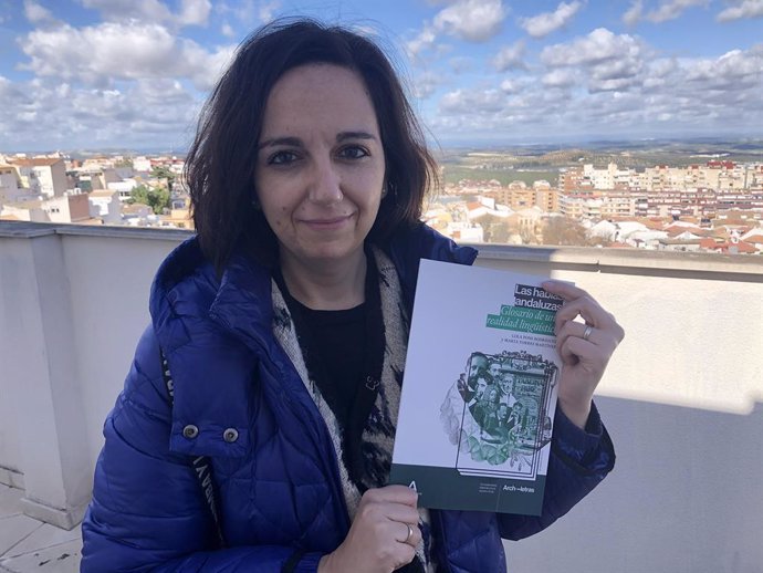 La investigadora Marta Torres con un ejemplar de la obra.