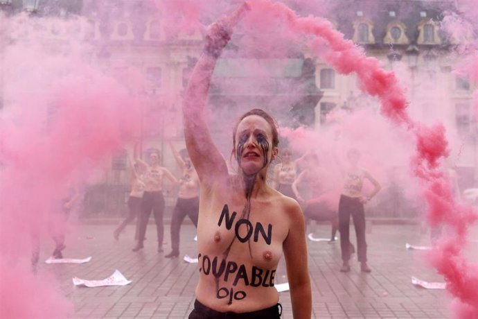 Una activista de Femen con "no culpable" pintado en el pecho en una protesta contra el sistema judicial francés. 