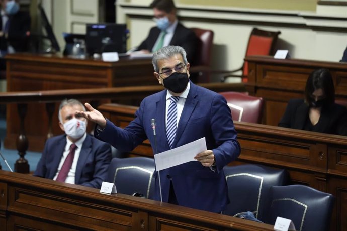 El presidente de Canarias, Ángel Víctor Torres, junto al vicepresidente, Román Rodríguez, en un Pleno del Parlamento