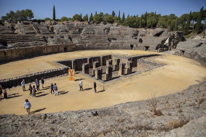 Archivo - Visitantes en el Conjunto Arqueológico de Itálica 