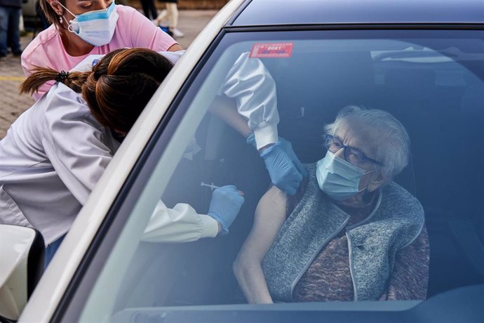 Un centenaria es vacunada en su coche en las inmediaciones del Hospital Santiago Apóstol, en Vitoria-Gasteiz, Álava, Euskadi (España), a 24 de febrero de 2021.
