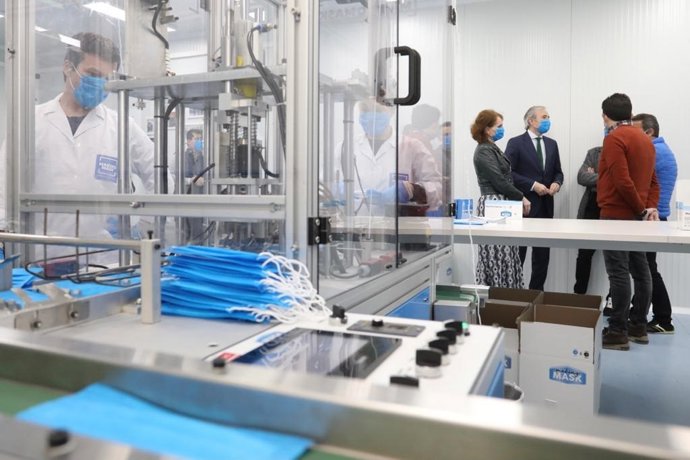 El alcalde de Zaragoza, Jorge Azcón, y la consejera municipal de Economía, Innovación y Empleo en el Ayuntamiento, Carmen Herrarte, han visitado la planta de Making Mask