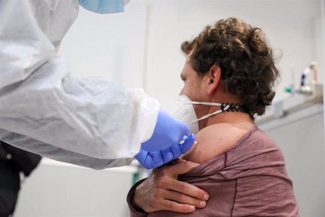Un hombre recibe la vacuna de AstraZeneca contra el COVID-19, en el Pabellón 3 del Hospital Público Enfermera Isabel Zendal.