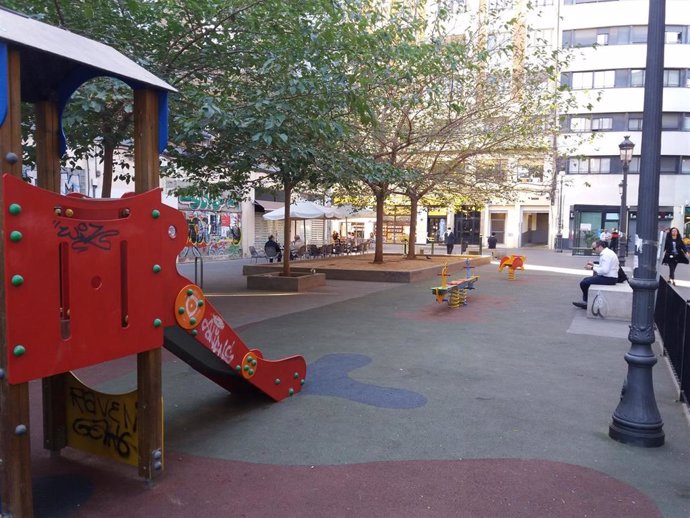 Archivo - Juegos infantiles y parque de la calle Vinatea