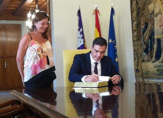 Archivo - Pedro Sánchez, con Francina Armengol, en una visita del presidente del Gobierno a Baleares.