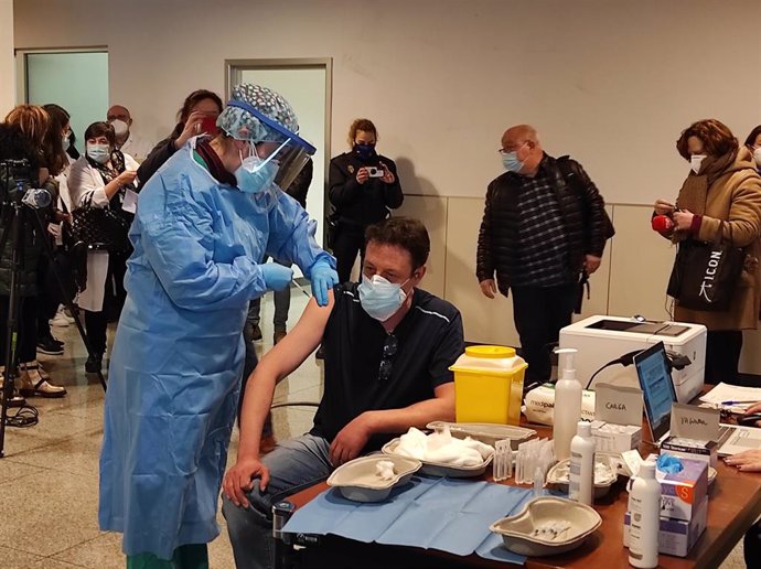 Archivo - El técnico especialista en radiodiagnóstico del Hospital San Pedro de Logroño, Pedro Montilla Ilustre, recibe la vacuna contra la COVID-19 en el salón de actos del centro, en Logroño, La Rioja, (España), a 28 de diciembre de 2020. 
