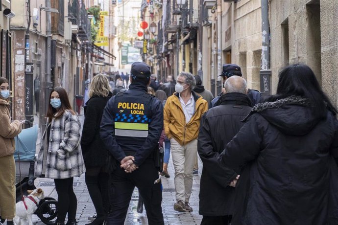 Archivo - Un policía local de Logroño durante el primer día de reapertura de la hostelería en la ciudad, en Logroño (España)