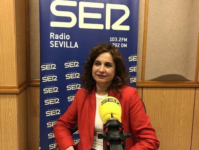 La ministra de Hacienda y portavoz del Gobierno, María Jesús Montero, entrevistada en la Cadena SER.