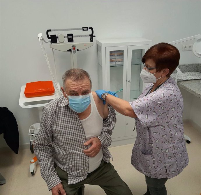 Vacunación a Enrique Valls, de 84 años, en el centro de salud de Campoamor en Alicante