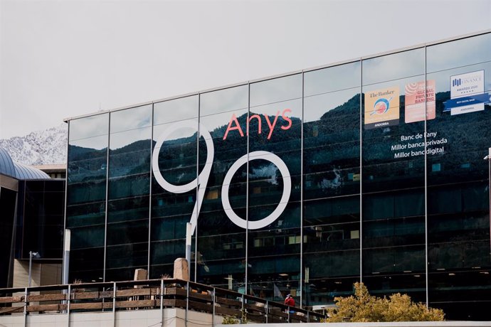 Seu del grup Andbank, en Escaldis-Engordany (Andorra), amb el logotip del 90 aniversari que compleix en 2021