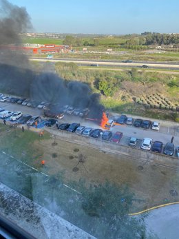 Incendio en el aparcamiento del hospital de Bormujos
