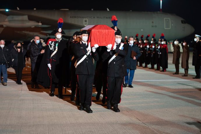 HANDOUT - 23 February 2021, Italy, Rome: Carabinieri officers carry the coffins with the bodies of the Italian ambassador in the Congo, Luca Attanasio, and the Carabiniere, Vittorio Iacovacci, after arriving at the military airport of Ciampino. The Ital