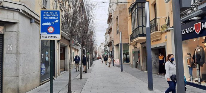 Imagen de la calle Menacho con tiendas abiertas por la mañana