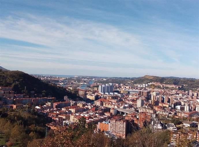 Nubes altas en el cielo de Bilbao (archivo)