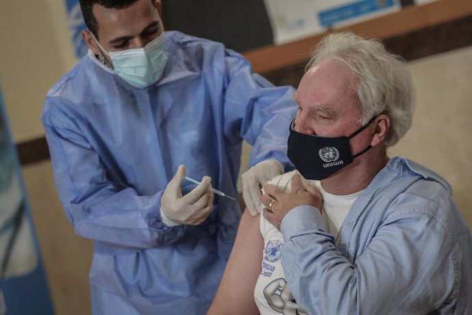 El director de la Agencia de Obras Públicas y Socorro de Naciones Unidas para los Refugiados de Palestina, Matthias Shamali, recibe la vacuna contra el coronavirus en Gaza.