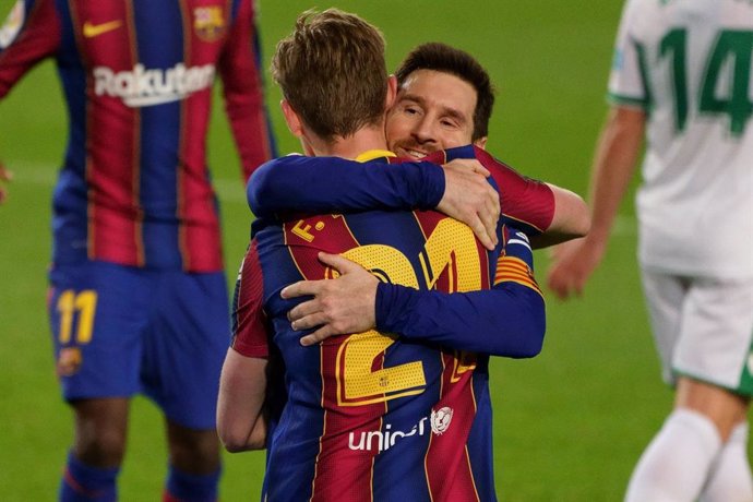 Leo Messi se abraza con Frenkie de Jong tras el 2-0 ante el Elche