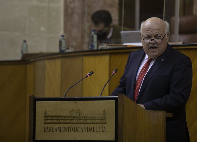 El consejero andaluz de Salud y Familias, Jesús Aguirre, este miércoles en el Pleno del Parlamento.