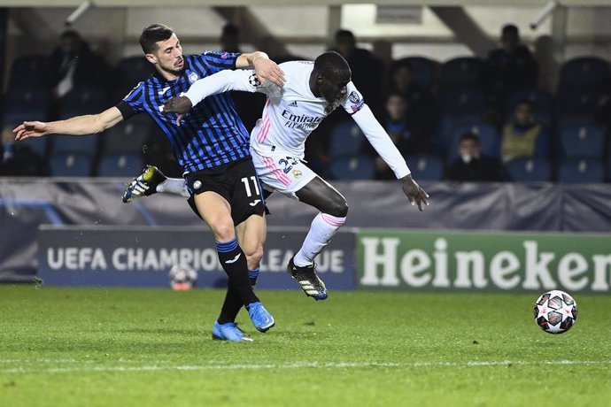 24 February 2021, Italy, Bergamo: Atalanta's Remo Freuler (L) and Real Madrid's Ferland Mendy battle for the ball during the UEFAChampions League round of 16 first leg soccer match between Real Madrid and Atalanta BC at Gewiss Stadium. Photo: Marco Alp