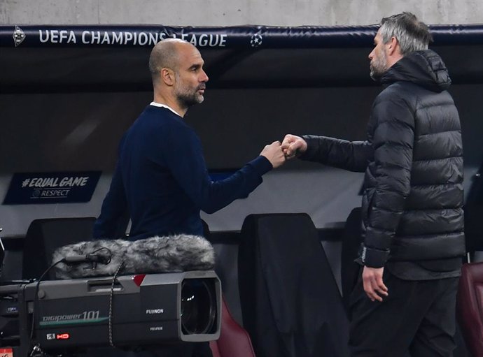 24 February 2021, Hungary, Budapest: Gladbach coach Marco Rose (R) and Manchester City coach Pep Guardiola greet each other after the UEFAChampions League round of 16, first leg soccer match between Borussia Moenchengladbach and Manchester City at Pusk