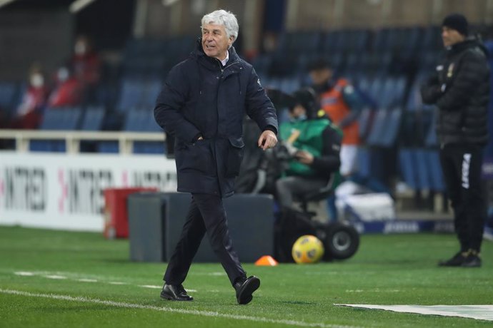 21 February 2021, Italy, Bergamo: Atalanta head coach Gian Piero Gasperini reacts after being shown a red card by referee Marco Di Bello during the Italian Serie A soccer match between Atalanta BS and SSC Napoli at Gewiss Stadium. Photo: Jonathan Moscro