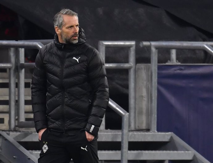 24 February 2021, Hungary, Budapest: Gladbach coach Marco Rose stands on the sidelines during the UEFAChampions League round of 16, first leg soccer match between Borussia Moenchengladbach and Manchester City at Puskas Arena. Photo: Marton Monus/dpa