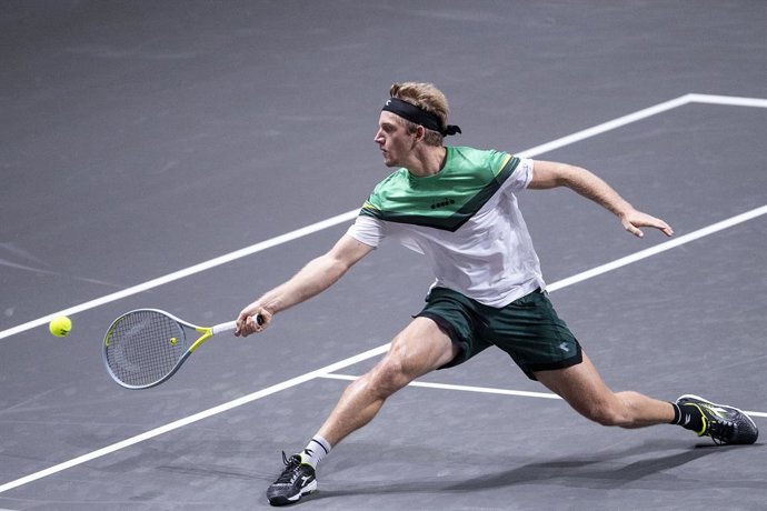 Archivo - 17 October 2020, North Rhine-Westphalia, Cologne: Spanish tennis player Alejandro Davidovich Fokina in action against German Alexander Zverev during their men's semi final tennis match at the ATPtour bett1HULKS Indoors tennis tournament. Phot