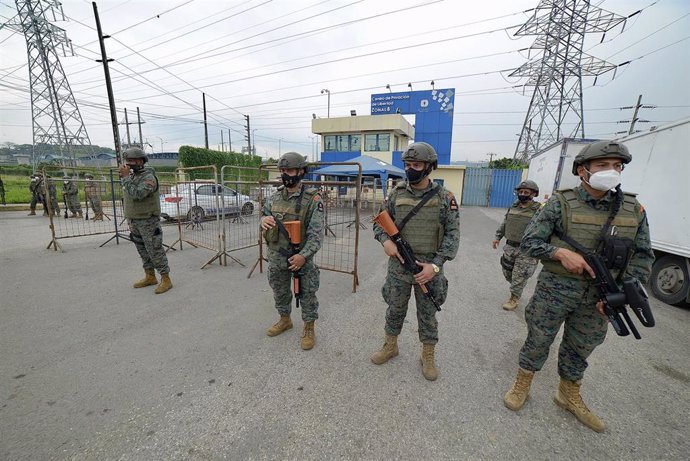 Fuerzas armadas de seguridad se encuentran fuera de la cárcel de Guayaquil.