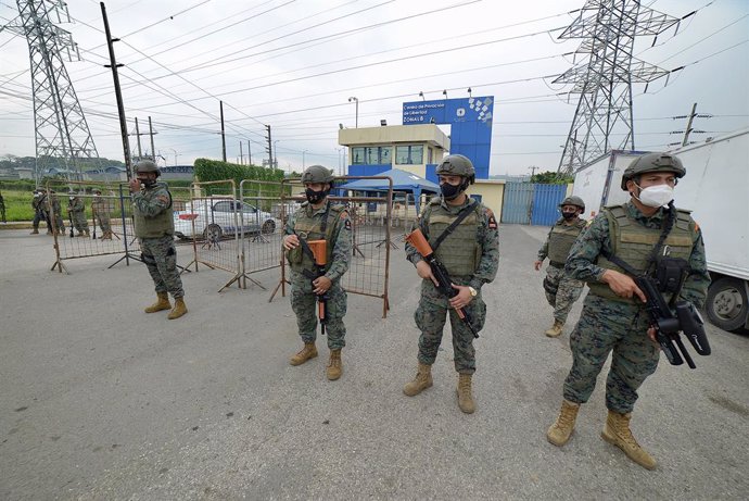 23 February 2021, Ecuador, Guayaquil: Armed security forces stand outside regional detention center No. 8 after a mutiny. At least 50 people have been killed in several prison mutinies in Ecuador, according to police on Tuesday. Photo: Marcos Pin Mendez