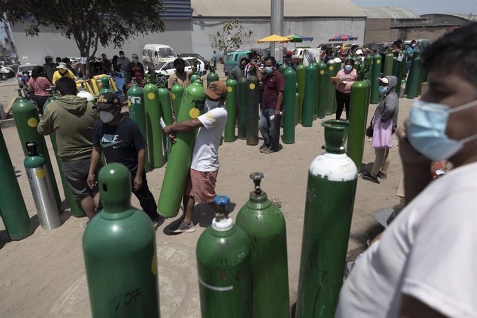 Largas colas para recargar oxígeno medicinal en Lima.