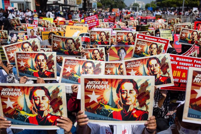 17 February 2021, Myanmar, Yangon: Protesters holds placards and portraits of Myanmar's ousted civilian leader Aung San Suu Kyi during a protest against the military coup. Photo: Aung Kyaw Htet/SOPA Images via ZUMA Wire/dpa