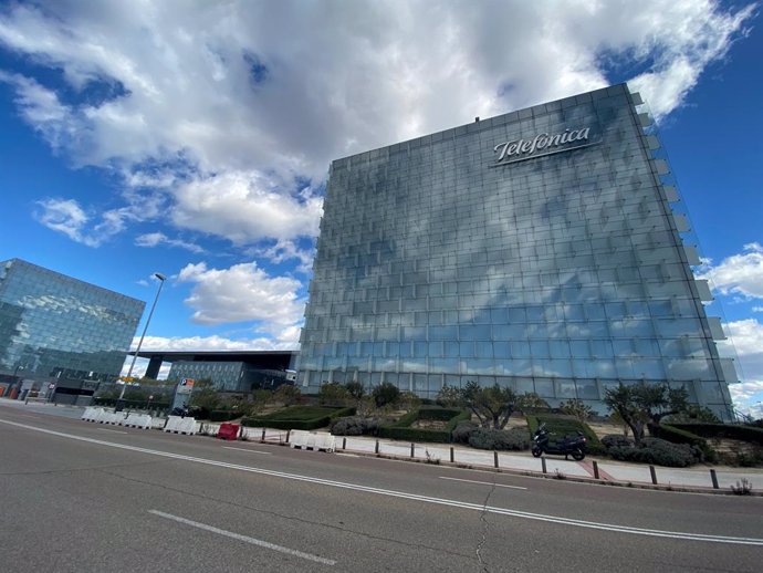 Archivo - Edificio donde se encuentra la sede de Telefónica ubicada en Ronda de la comunicación, Madrid (España), a 6 de marzo de 2020.