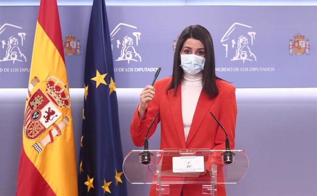 La prsidenta de Ciudadanos, Inés Arrimadas, en una rueda de prensa en el Congreso de los Diputados.