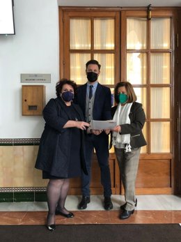 Los parlamentarios andaluces del PSOE Teresa Jiménez, Juan José Martín Arcos, y María José Sánchez Rubio