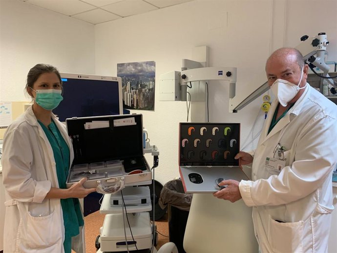 Los doctores Pérez Arcos y Flores Carmona con implantes cocleares que se realizan en el Hospital Virgen de la Victoria