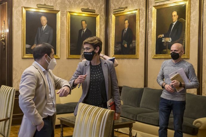 La presidenta Chivite y el presidente de la FNMC, Juan Carlos Castillo, se saludan al inicio de la reunión.