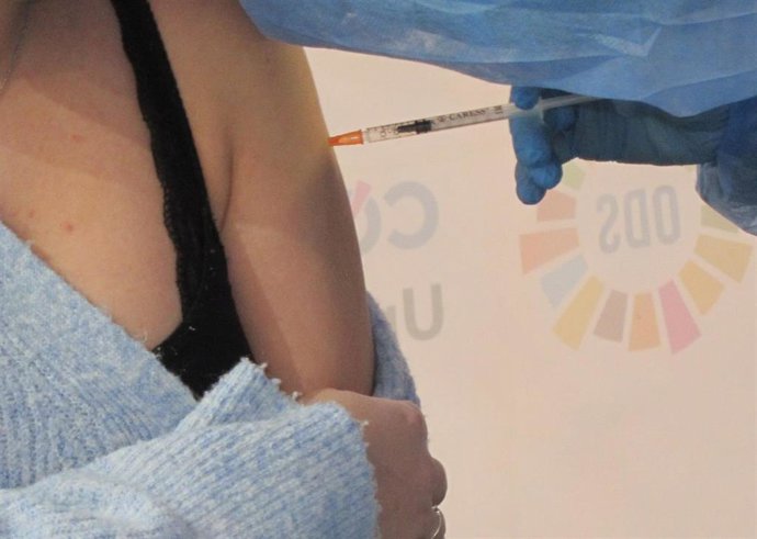 Administración de la vacuna contra la COVID-19.