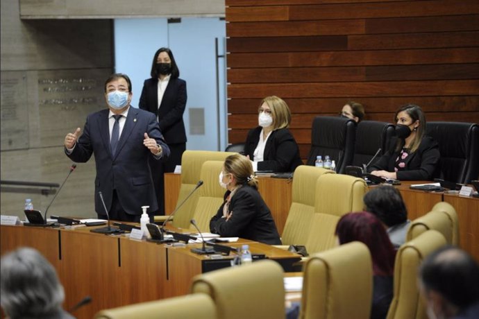 El presidente de la Junta, Guillermo Fernández Vara, en el pleno de la Asamblea