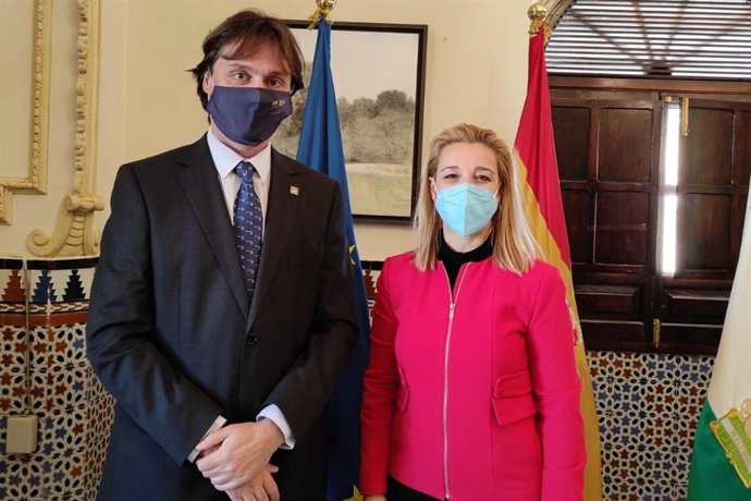 El rector de la Universidad Pablo de Olavide, Francisco Oliva, y la alcaldesa de Alcalá de Guadaíra (Sevilla), Ana Isabel Jiménez.