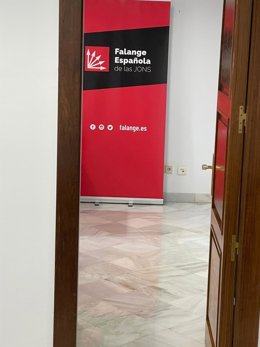 Panel de Falange colocado en dependencias del Parlamento por la diputada no adscrita Luz Belinda Rodríguez