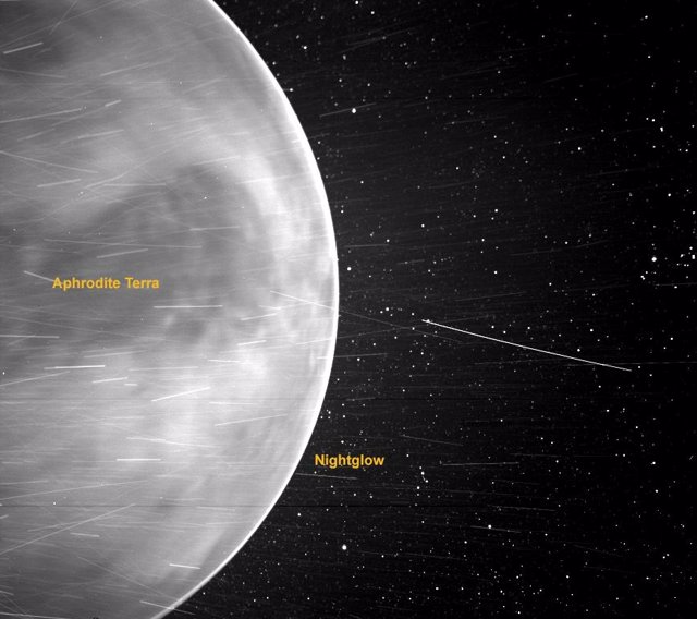 Al pasar por Venus en julio de 2020,  Parker Solar Probe detectó un borde brillante alrededor del borde del planeta que puede ser un resplandor nocturno: luz emitida por átomos de oxígeno en la atmósfera que se recombinan en moléculas en el lado nocturno.