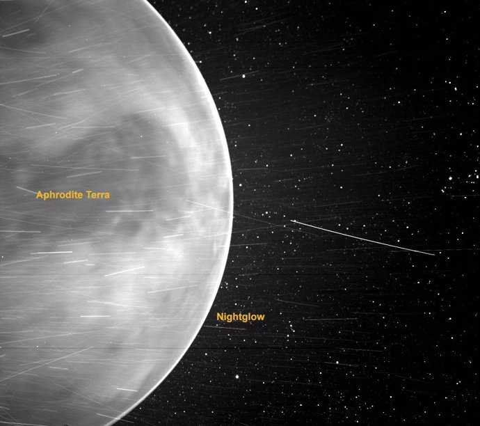 Al pasar por Venus en julio de 2020,  Parker Solar Probe detectó un borde brillante alrededor del borde del planeta que puede ser un resplandor nocturno: luz emitida por átomos de oxígeno en la atmósfera que se recombinan en moléculas en el lado nocturn