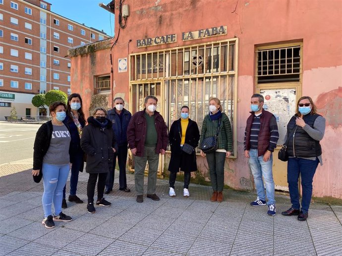 La portavoz de Vox en Oviedo, Cristina Coto, visita el barrio de Ventanielles con los vecinos.