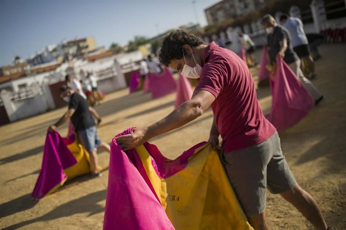 Archivo - Alumnos del Club de Aficionados Prácticos Taurinos en la Real Venta de Antequera (Sevilla)