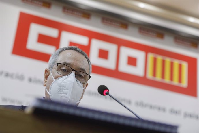 L'ex secretari general de CCOO PV, Arturo León, atén als mig després de la seua dimissió davant el Consell Confederal del Sindicat per la polmica d'haver rebut la primera dosi de la vacuna contra el Covid-19 a mitjan gener.