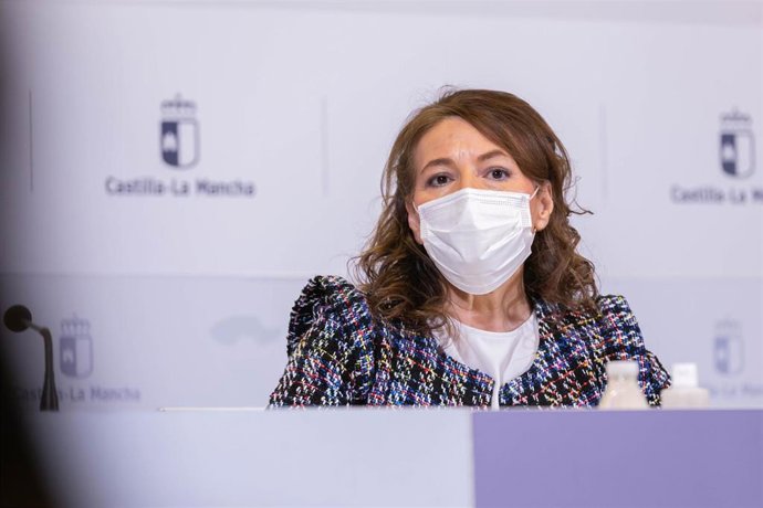 La consejera de Bienestar Social, Aurelia Sánchez, firma el convenio para atender las situaciones de pobreza energética en colaboración con Cruz Roja Castilla-La Mancha.