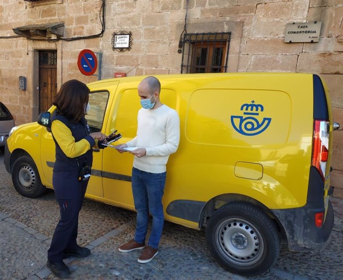 Andalucía, primera autonomía donde los carteros rurales ofrecerán en el domicilio muchos servicios de las oficinas