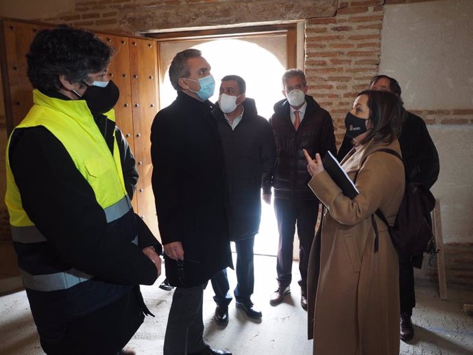 El delegado del Gobierno en Castilla y León, Javier Izquierdo, visita trabajos del Plan de Empleo Agrario en Madrigal (Ávila).
