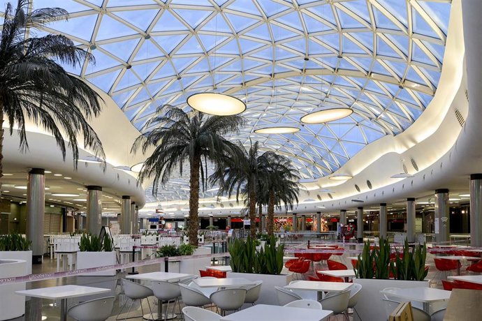 Archivo - El mayor centro comercial de Galicia, Marineda cerrado el día de la entrada en vigor de una nueva restricción que obliga a cerrar el comercio no esencial a las 18.00 horas, en A Coruña, Galicia, (España).